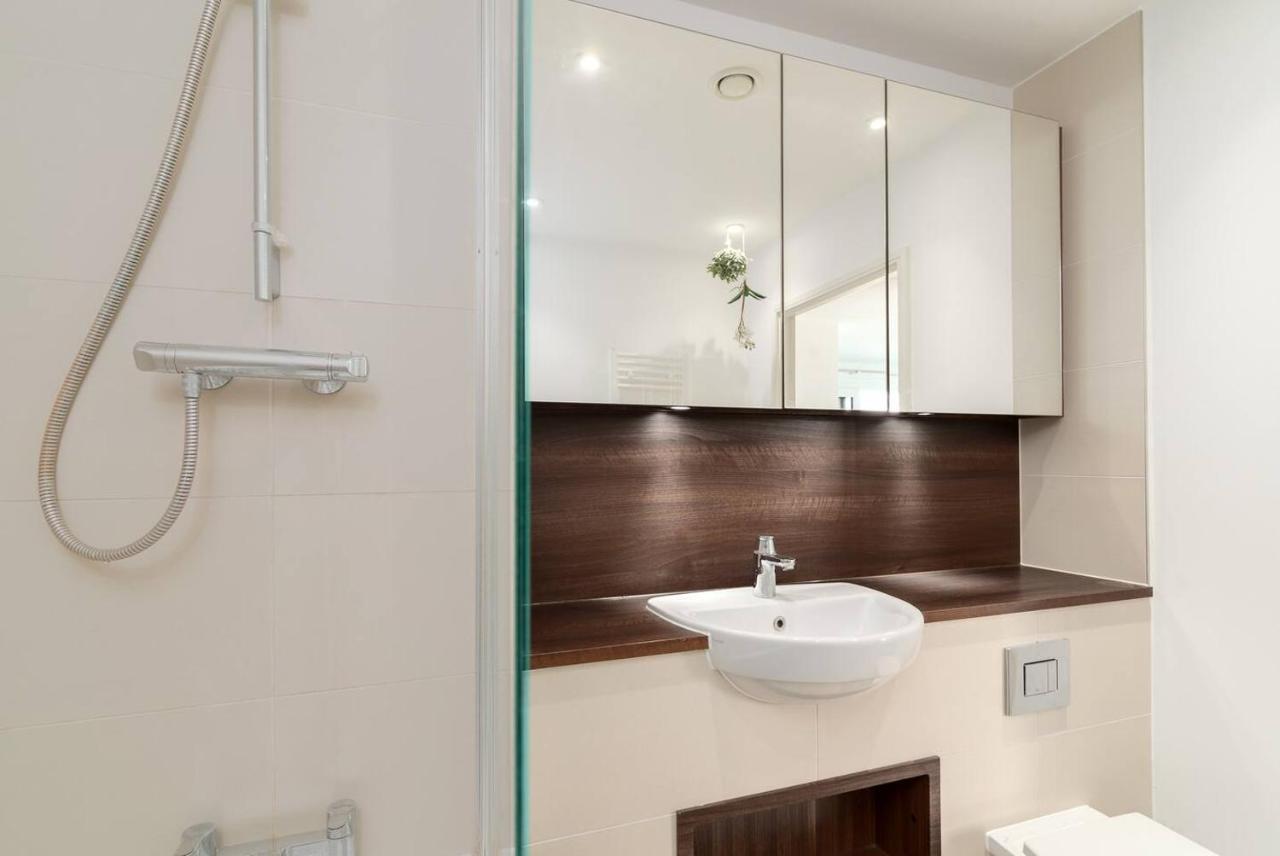 Joivy Lovely Studio Flat With Terrace In Southeast לונדון מראה חיצוני תמונה